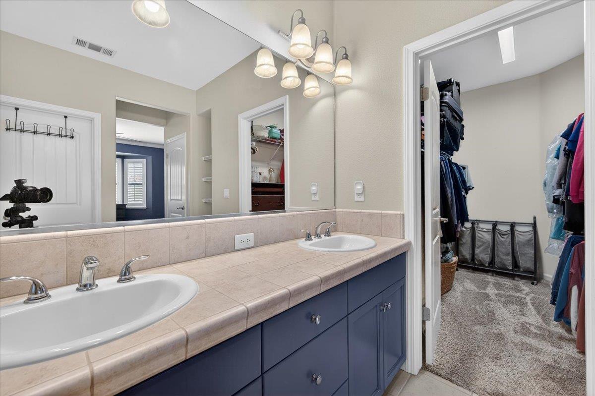 1776 N McPherson Ln, Clovis, CA 93619