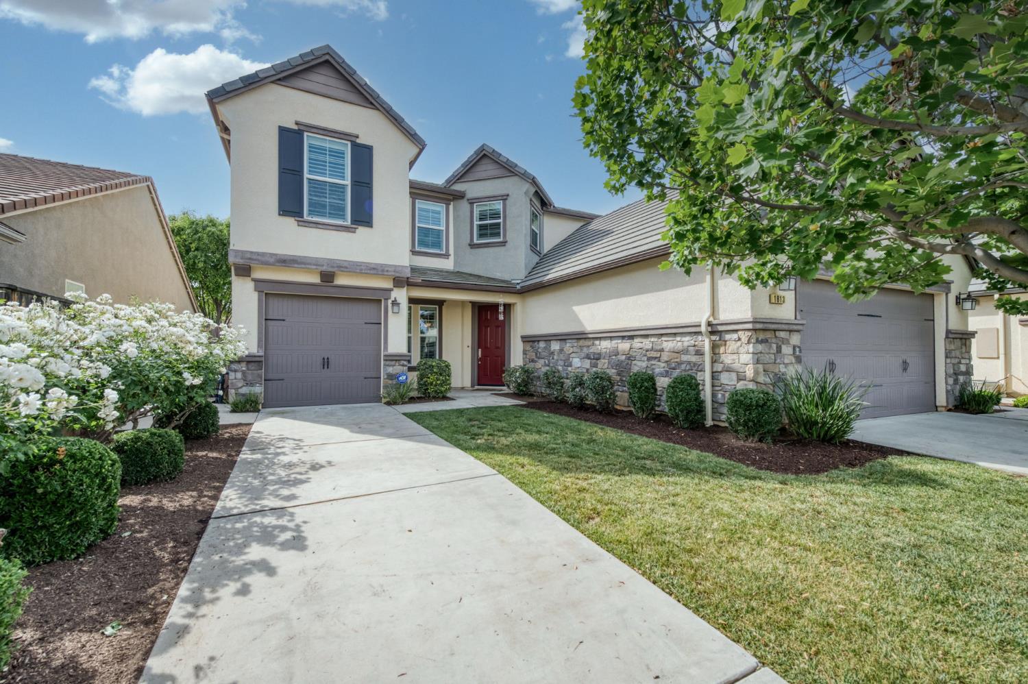 1813 N Paddington Ln, Clovis, CA 93619