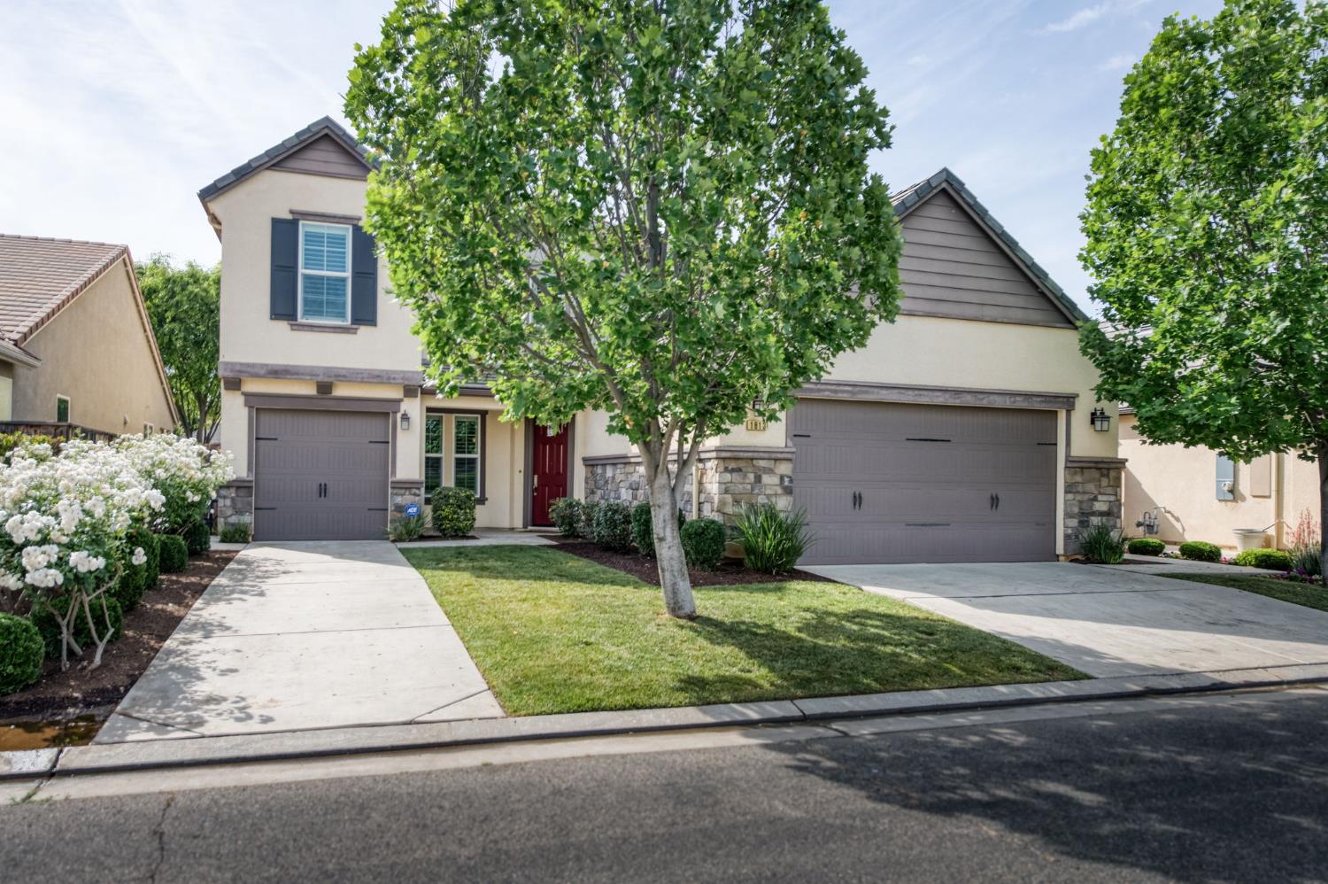 1813 N Paddington Ln, Clovis, CA 93619