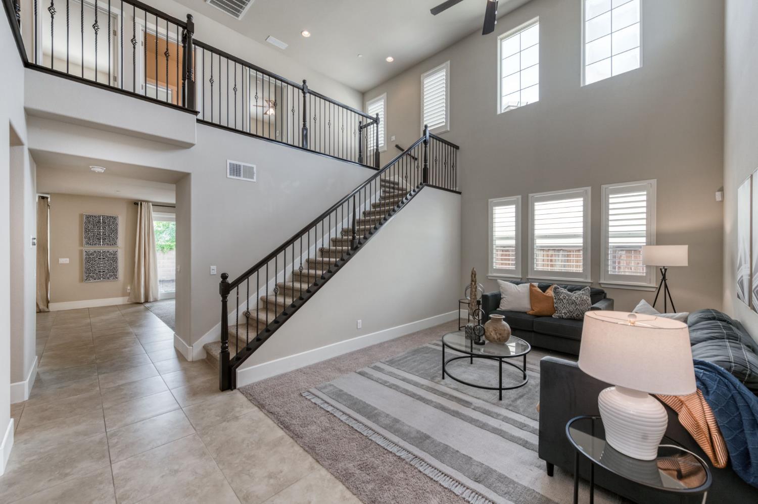 1813 N Paddington Ln, Clovis, CA 93619