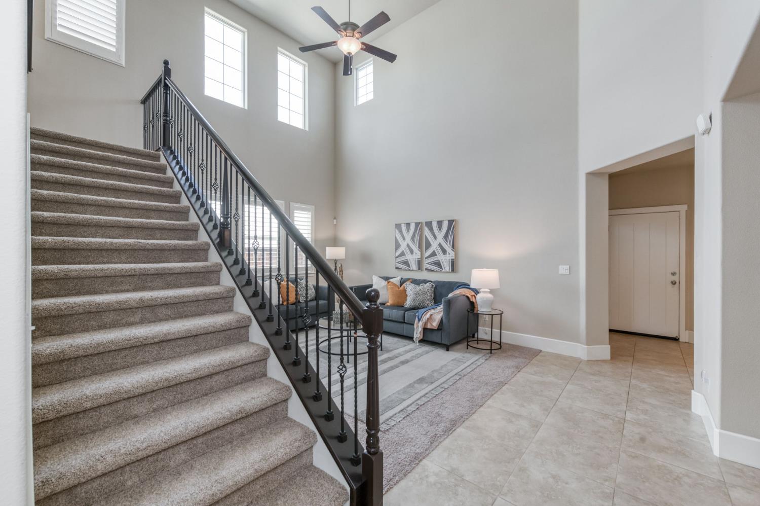 1813 N Paddington Ln, Clovis, CA 93619