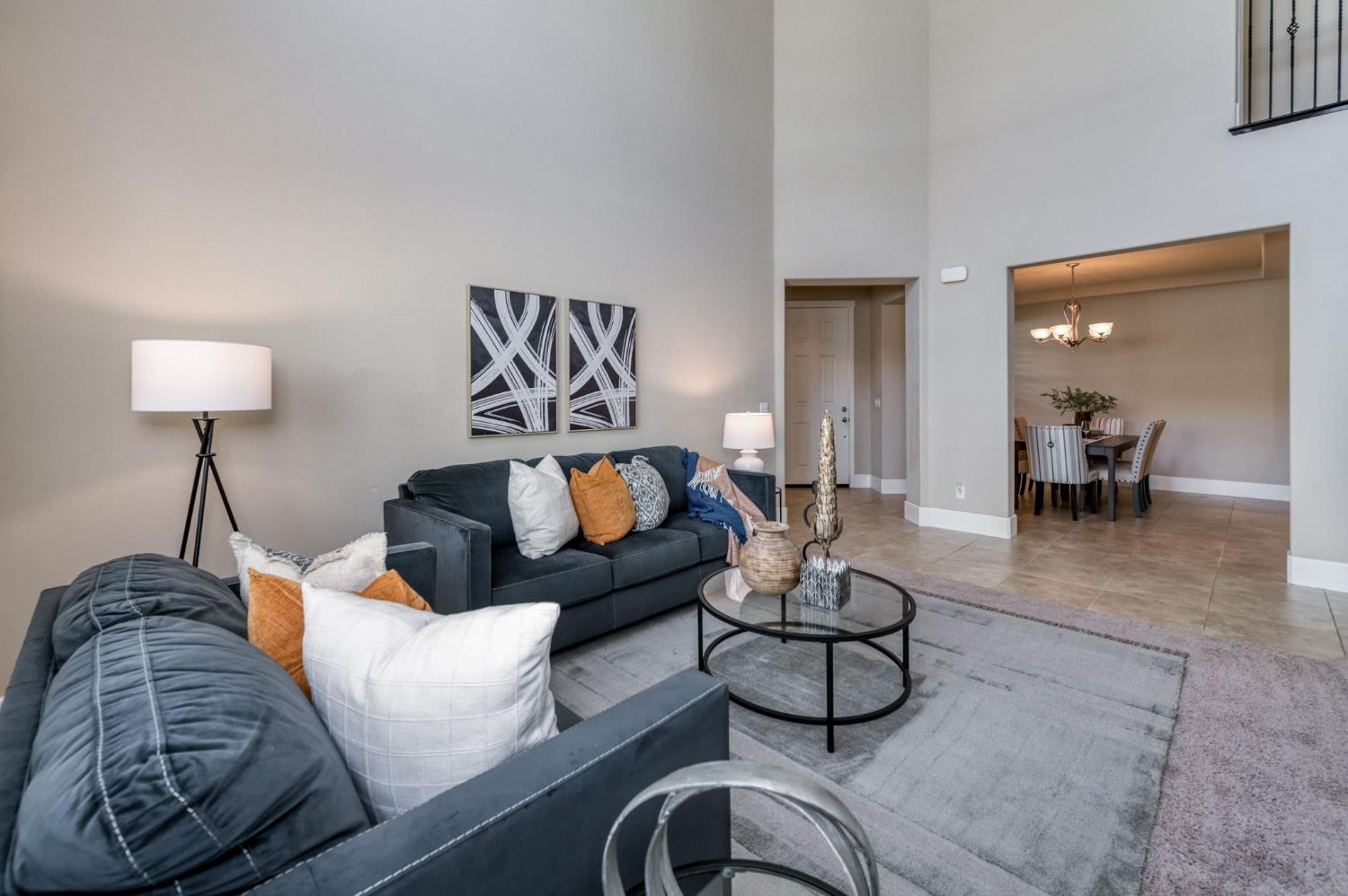 1813 N Paddington Ln, Clovis, CA 93619