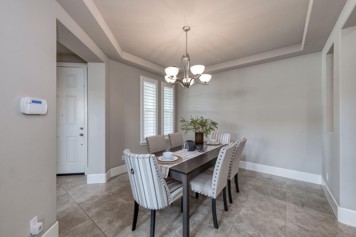 1813 N Paddington Ln, Clovis, CA 93619