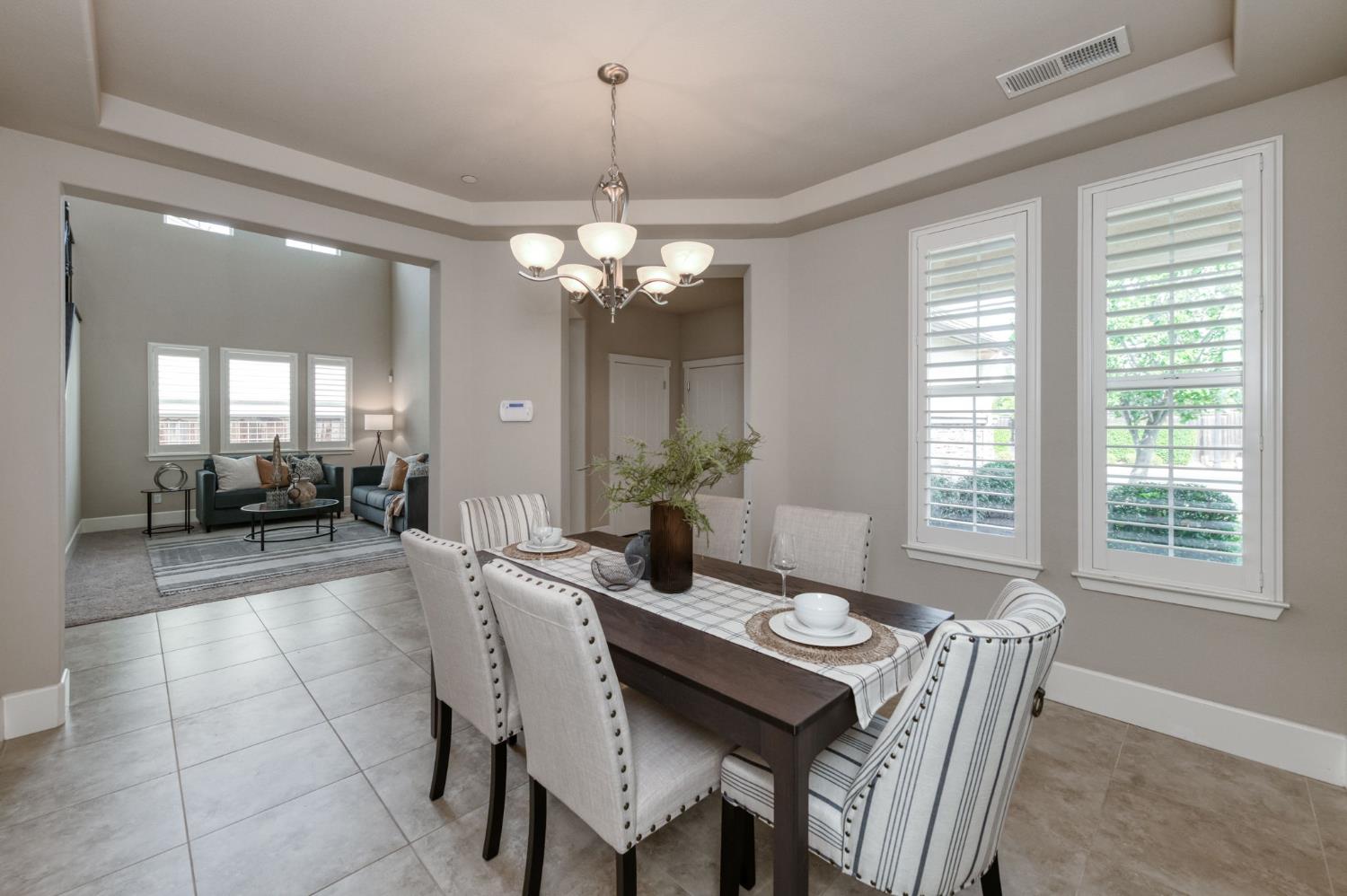 1813 N Paddington Ln, Clovis, CA 93619