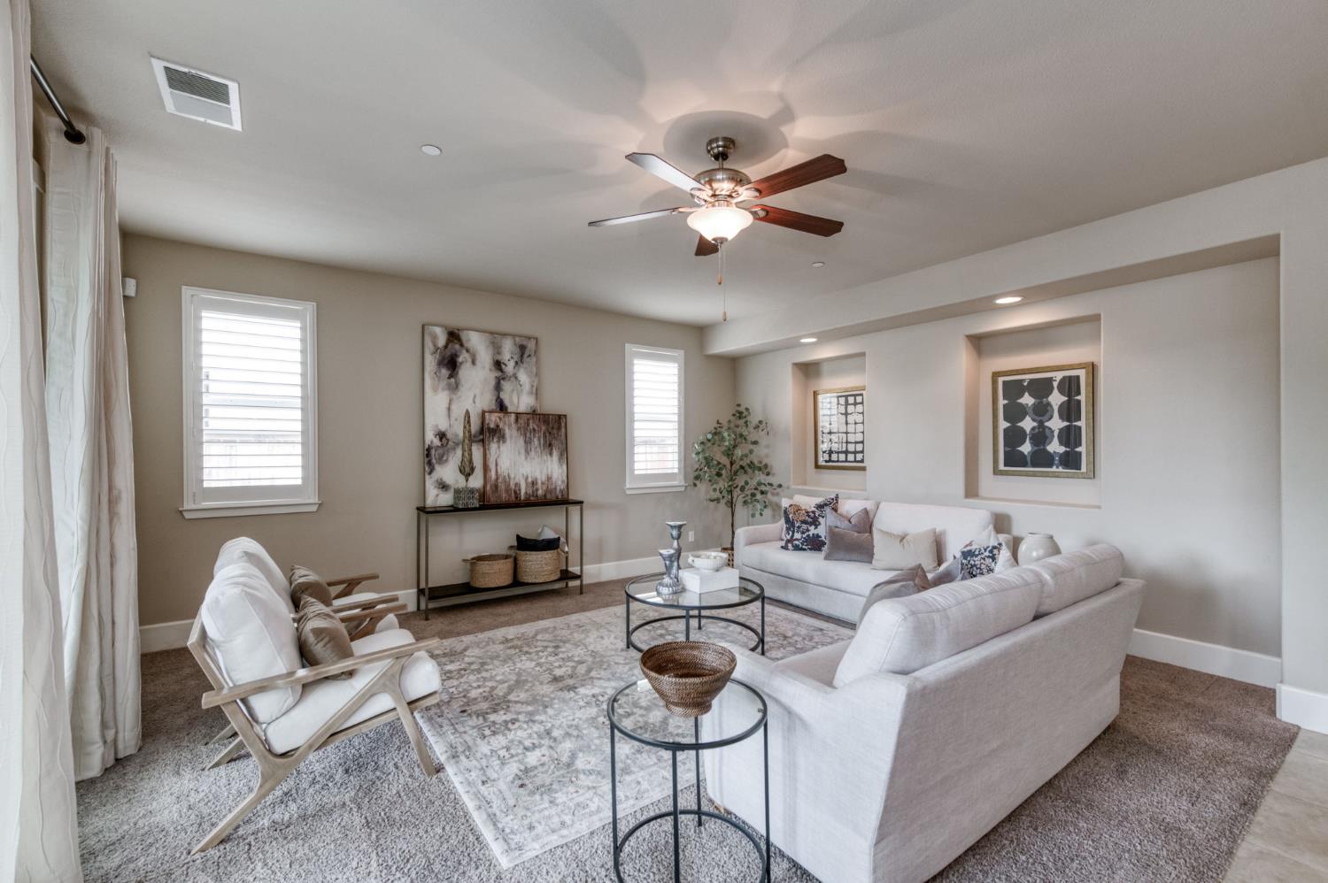 1813 N Paddington Ln, Clovis, CA 93619