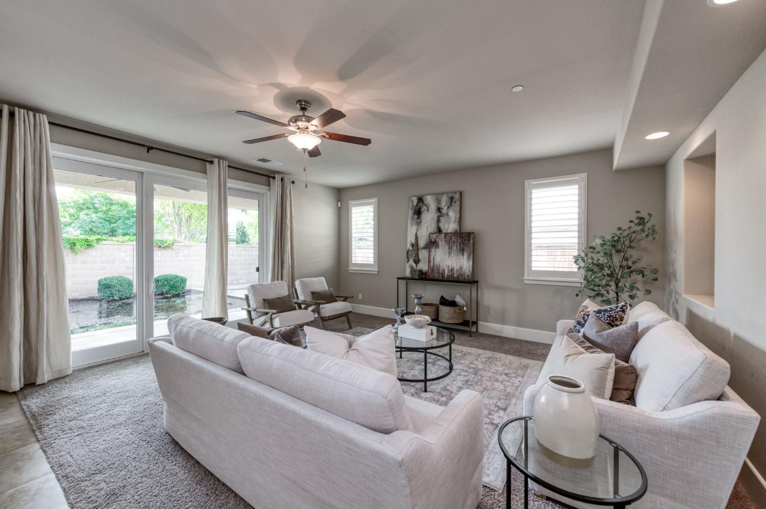 1813 N Paddington Ln, Clovis, CA 93619