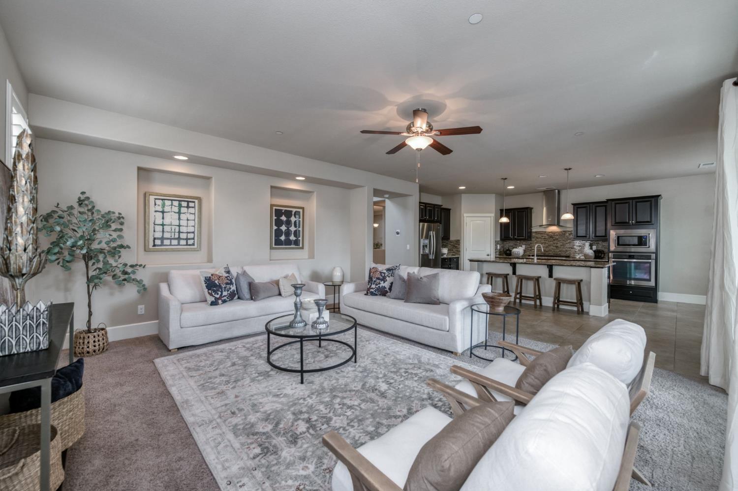 1813 N Paddington Ln, Clovis, CA 93619