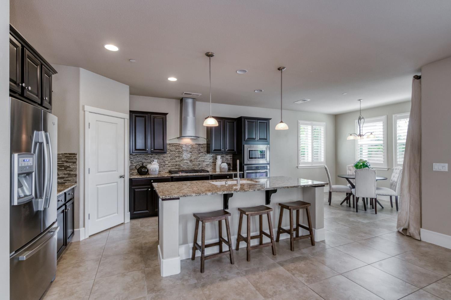 1813 N Paddington Ln, Clovis, CA 93619