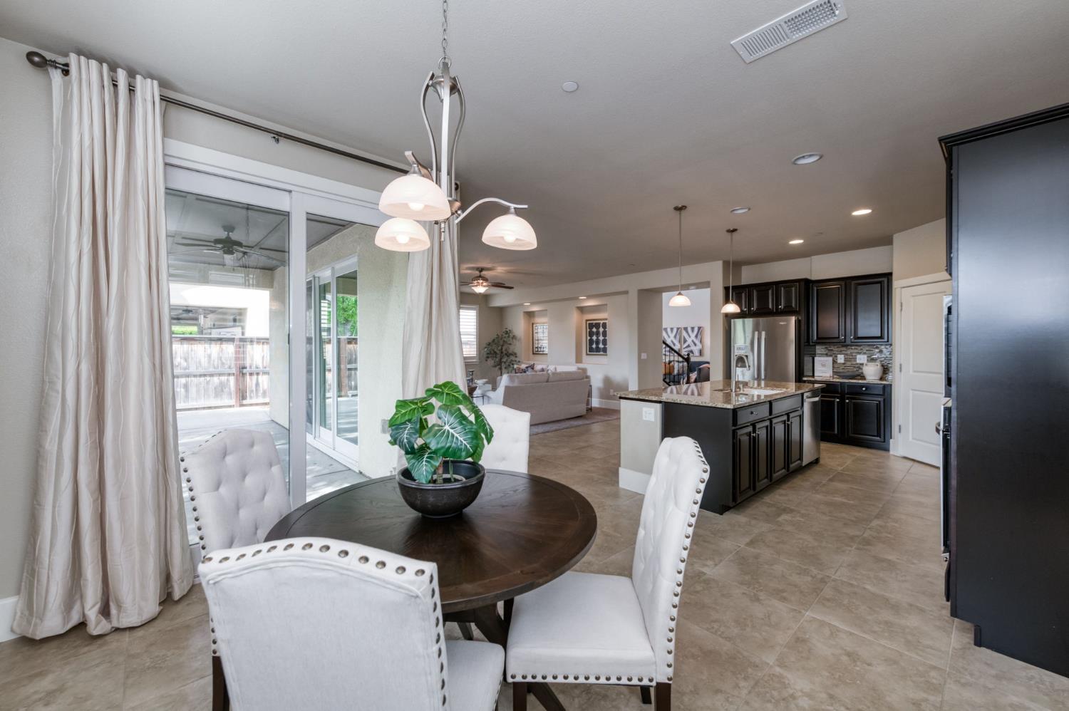 1813 N Paddington Ln, Clovis, CA 93619