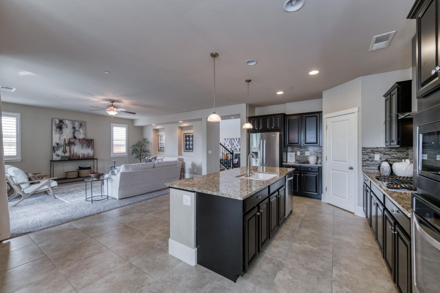 1813 N Paddington Ln, Clovis, CA 93619