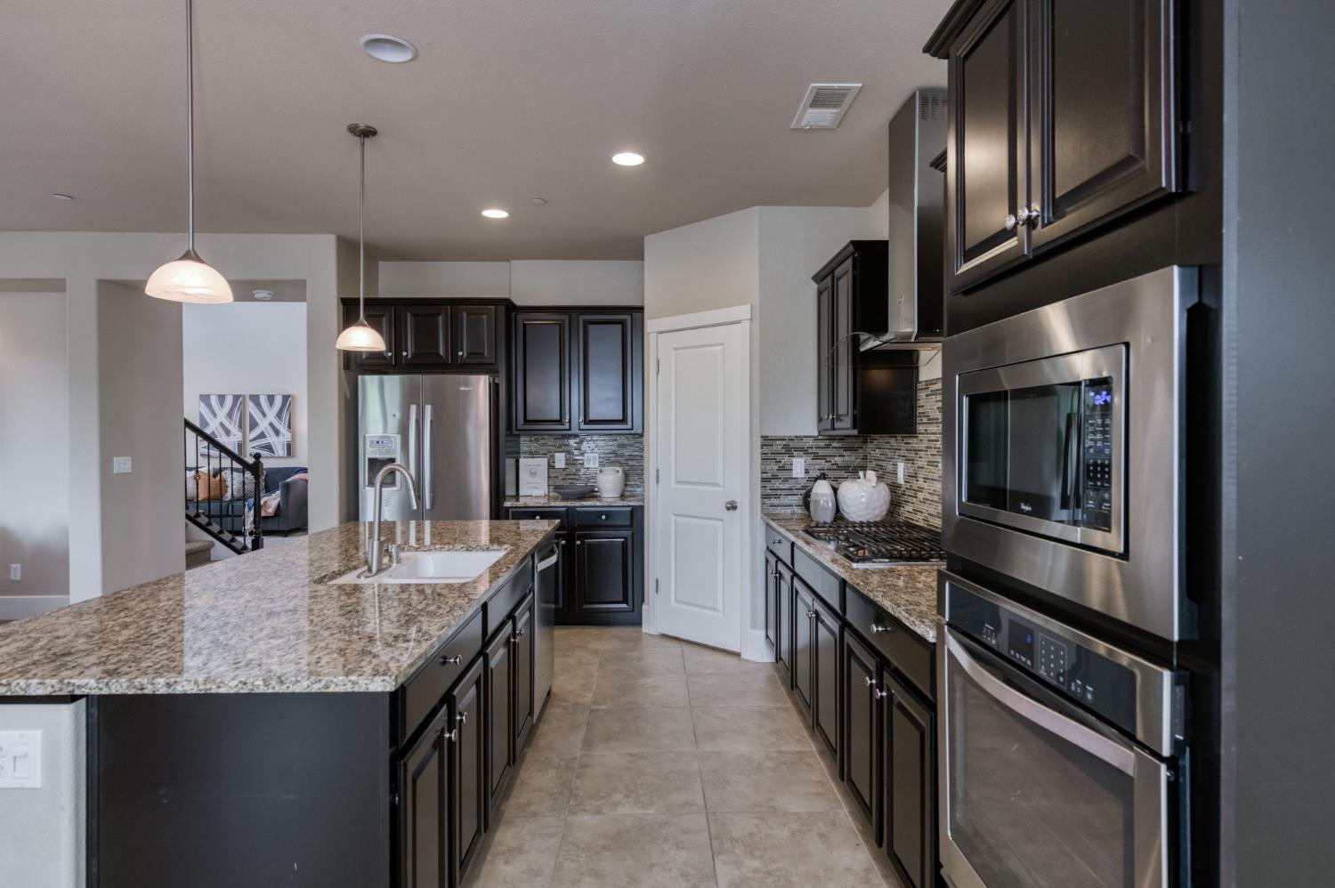 1813 N Paddington Ln, Clovis, CA 93619