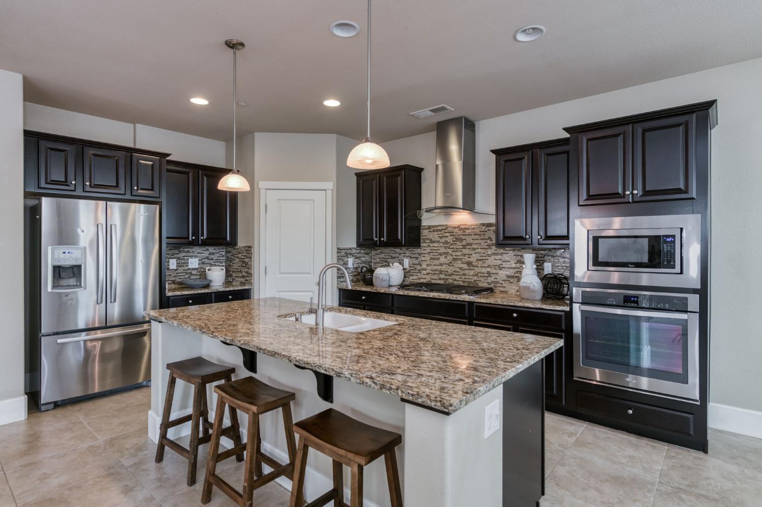 1813 N Paddington Ln, Clovis, CA 93619