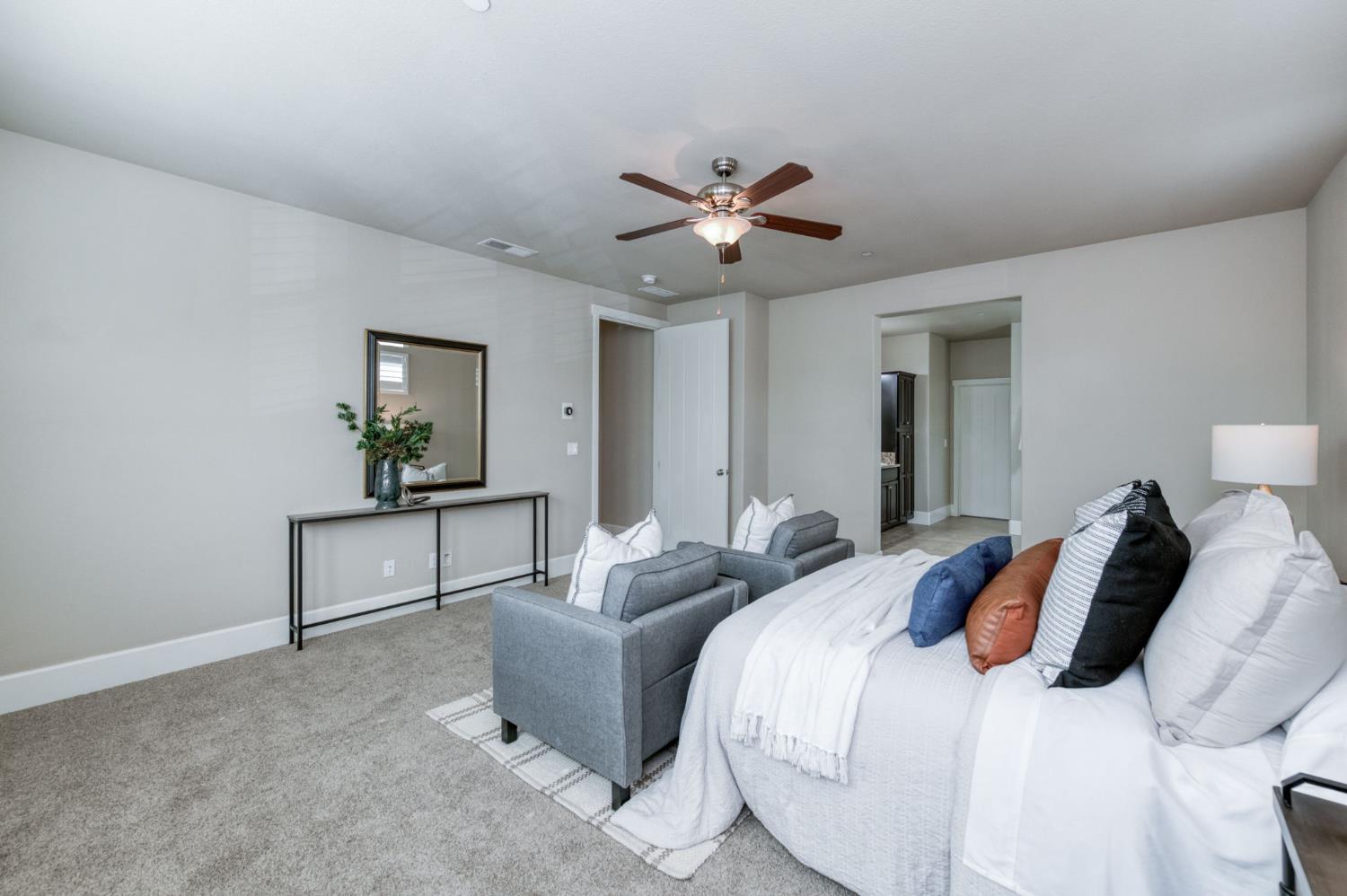 1813 N Paddington Ln, Clovis, CA 93619