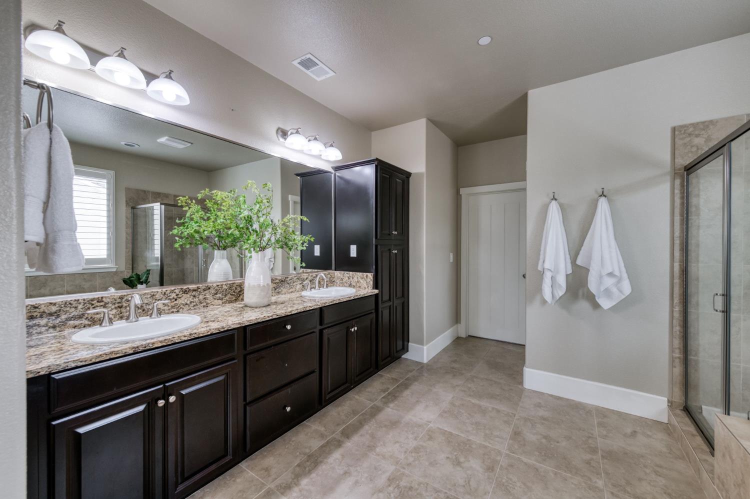 1813 N Paddington Ln, Clovis, CA 93619