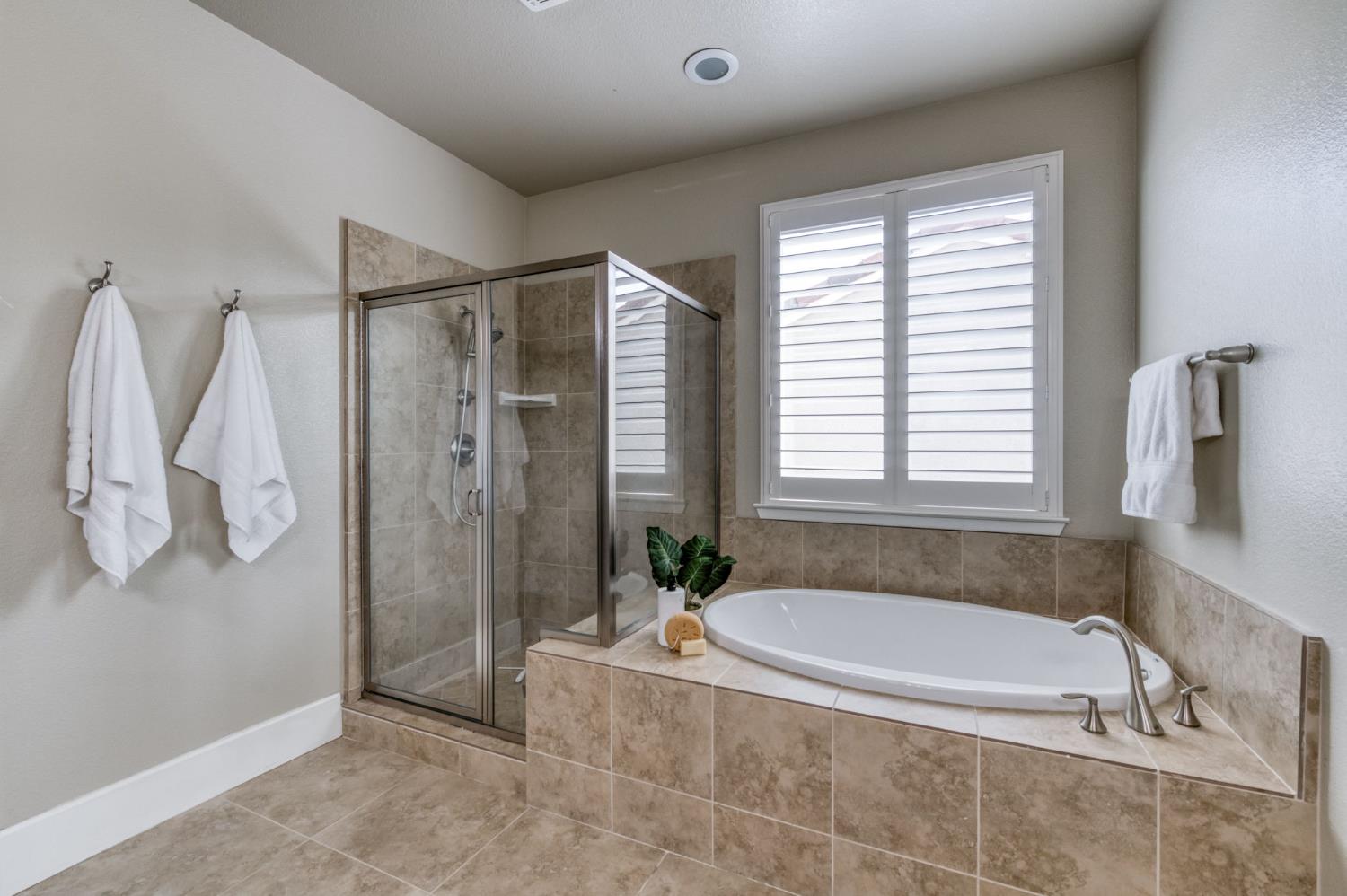 1813 N Paddington Ln, Clovis, CA 93619