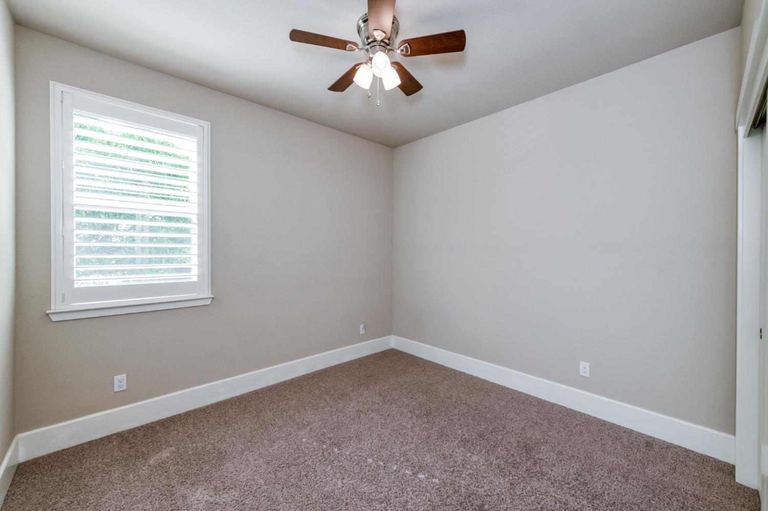 1813 N Paddington Ln, Clovis, CA 93619