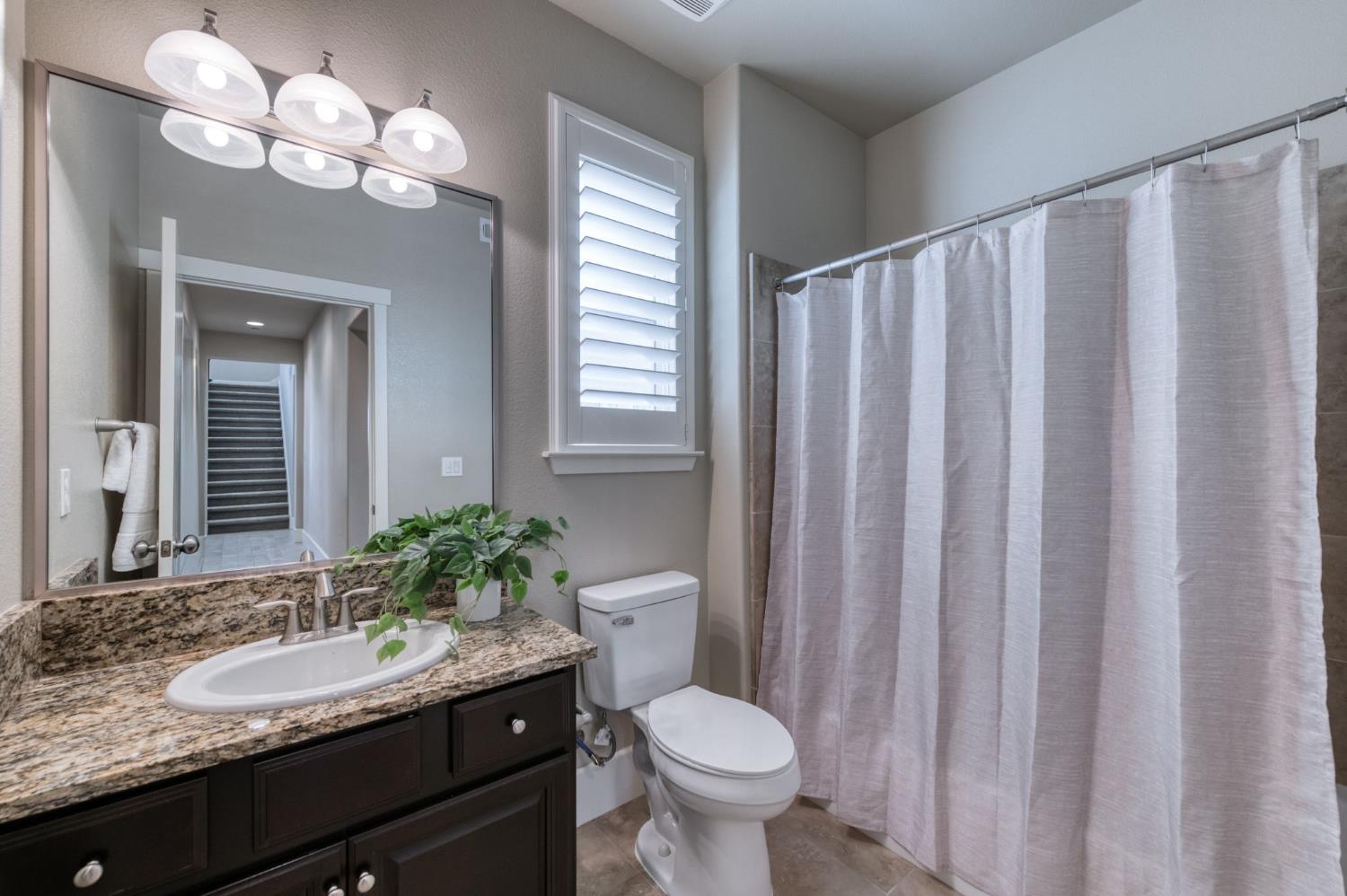 1813 N Paddington Ln, Clovis, CA 93619