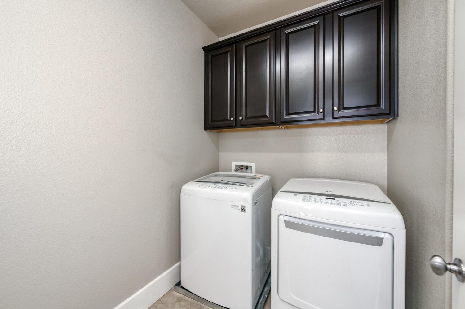 1813 N Paddington Ln, Clovis, CA 93619