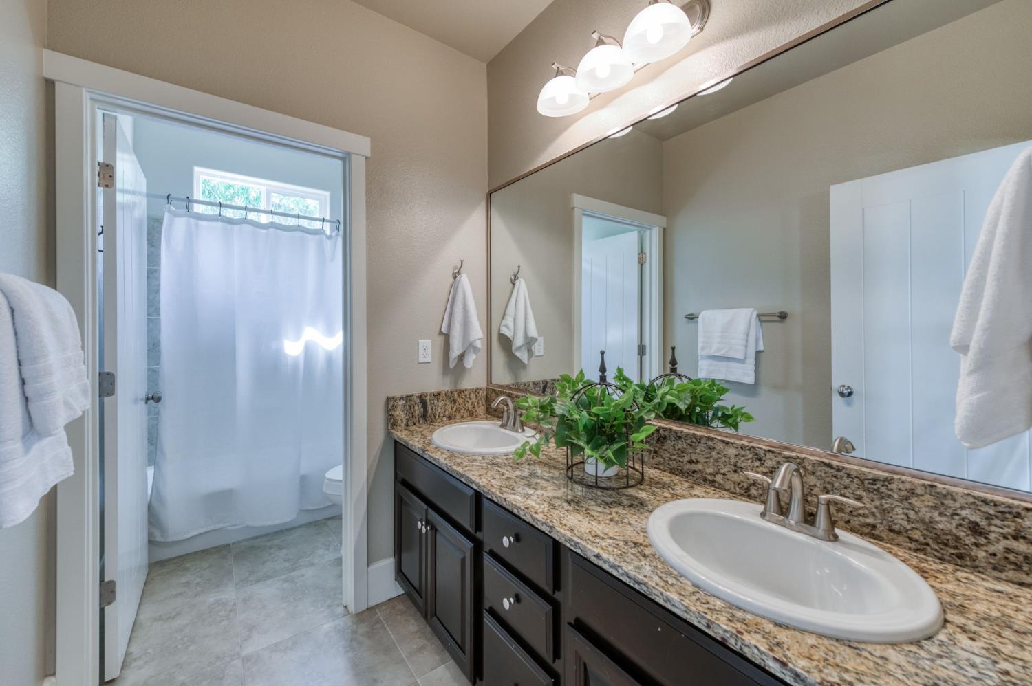 1813 N Paddington Ln, Clovis, CA 93619