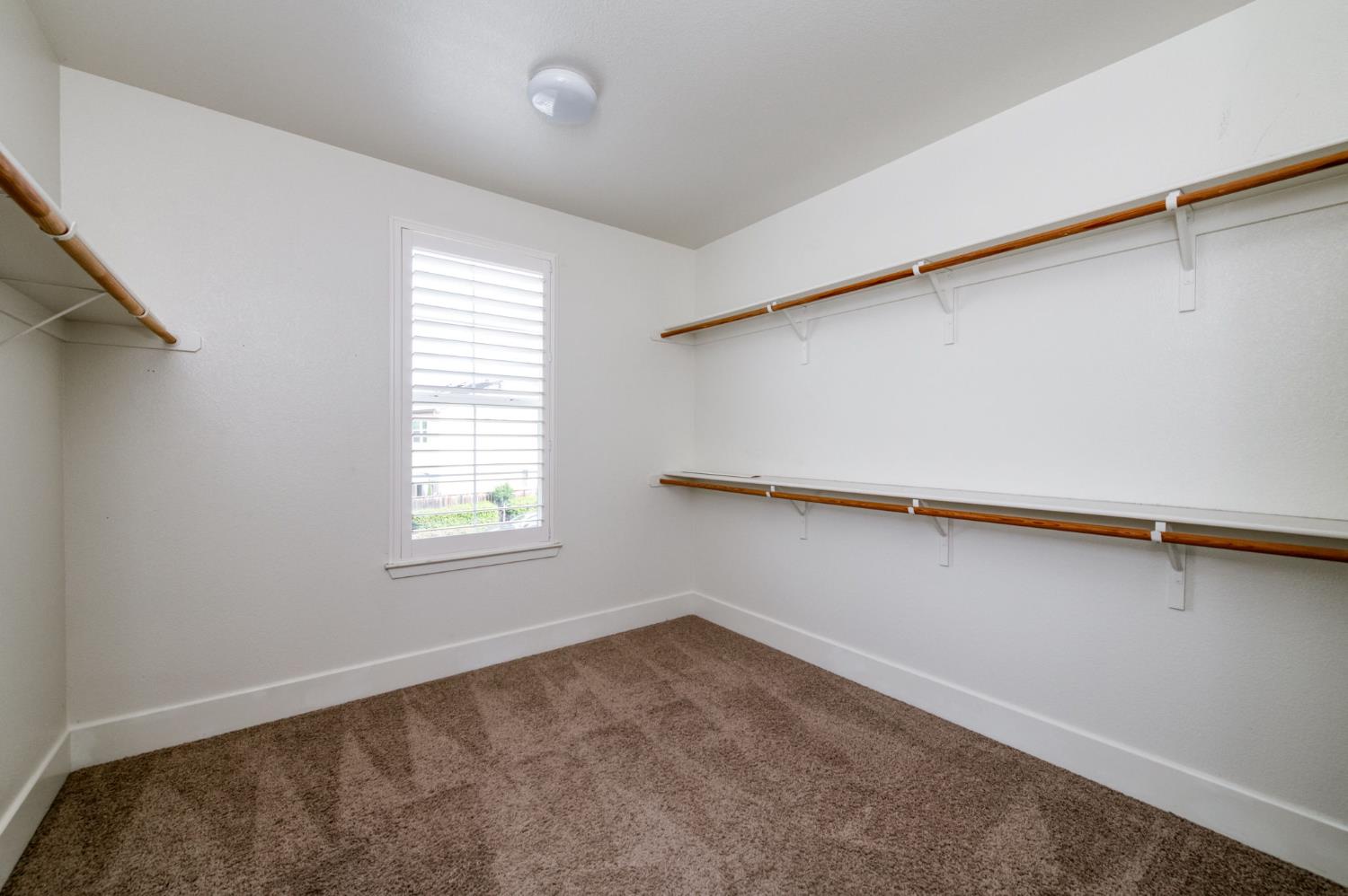 1813 N Paddington Ln, Clovis, CA 93619