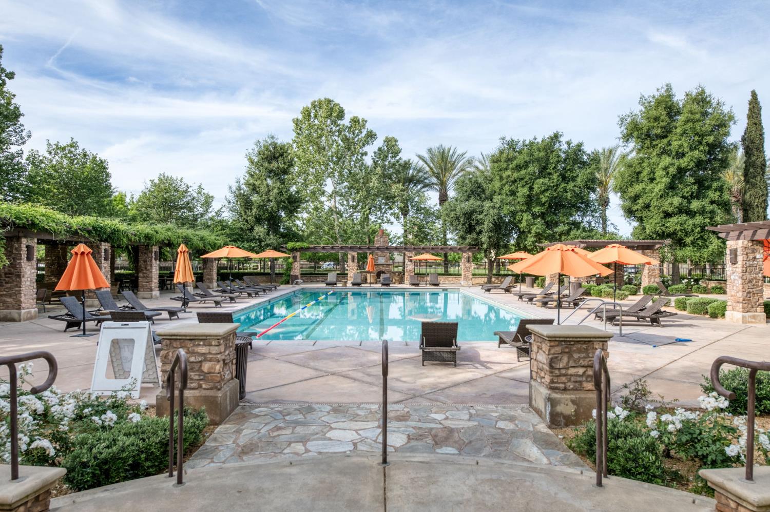 1813 N Paddington Ln, Clovis, CA 93619