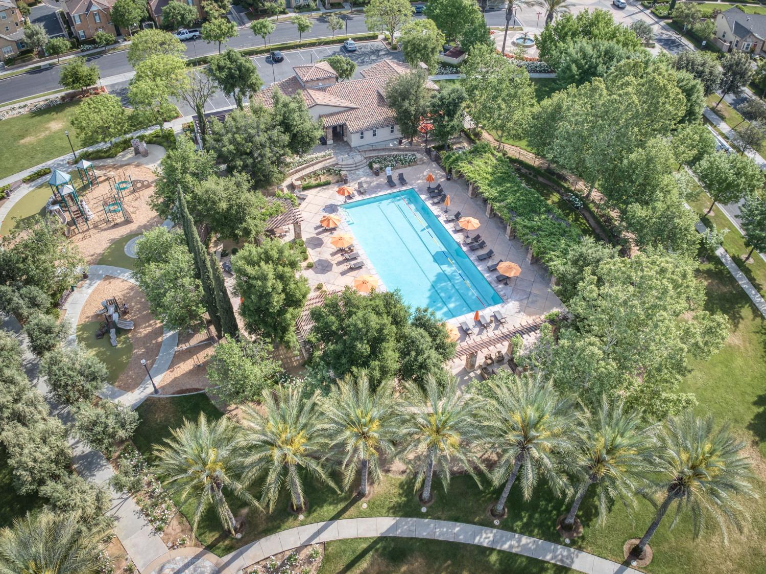 1813 N Paddington Ln, Clovis, CA 93619