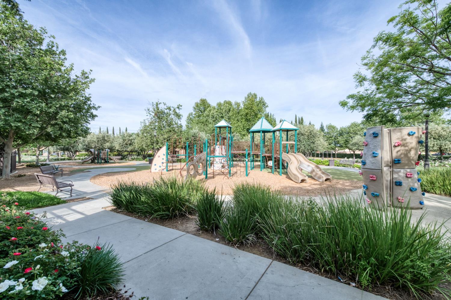 1813 N Paddington Ln, Clovis, CA 93619