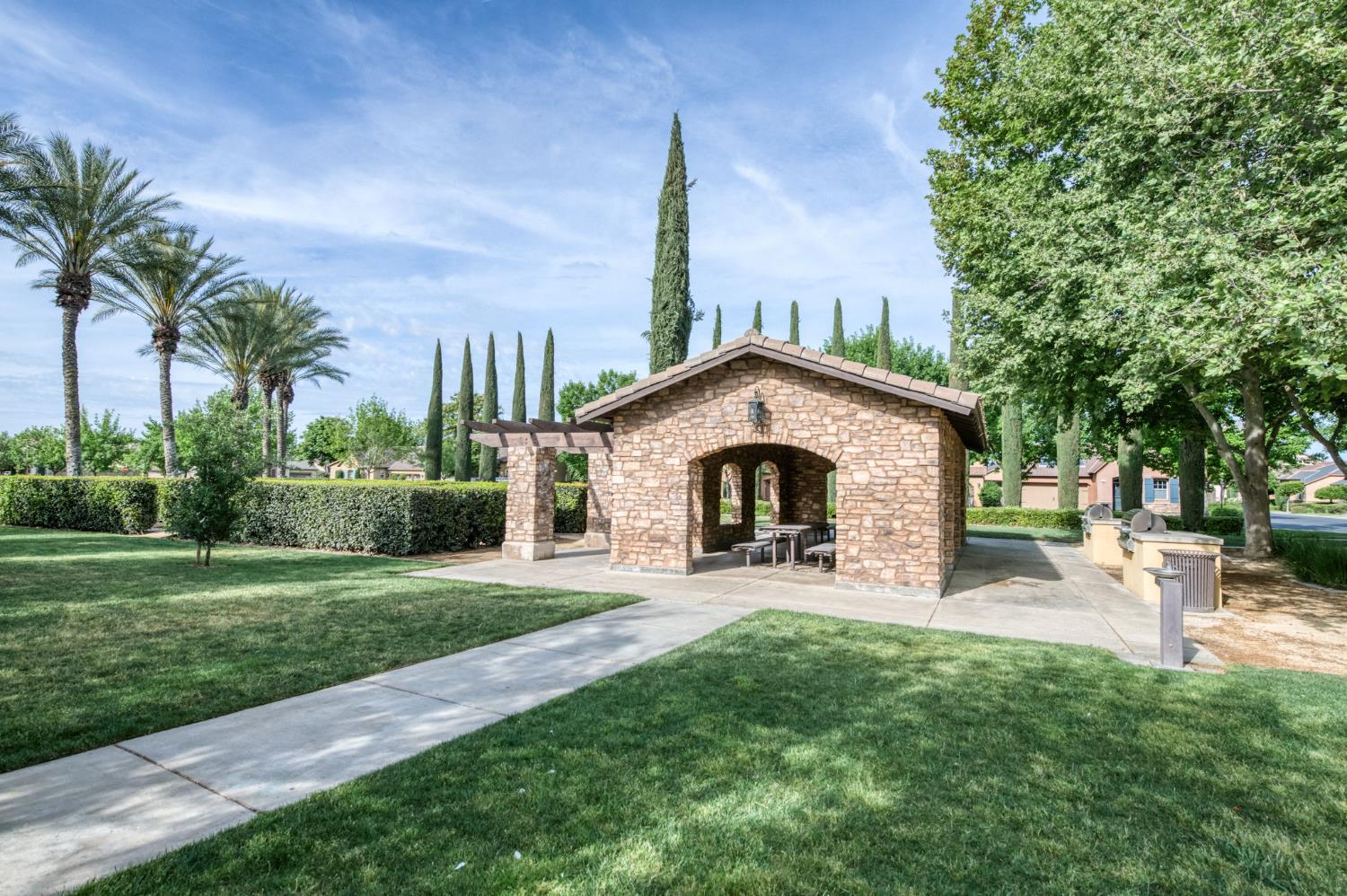 1813 N Paddington Ln, Clovis, CA 93619