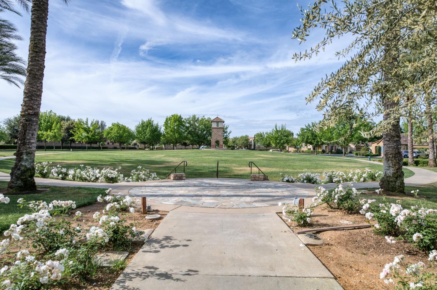 1813 N Paddington Ln, Clovis, CA 93619