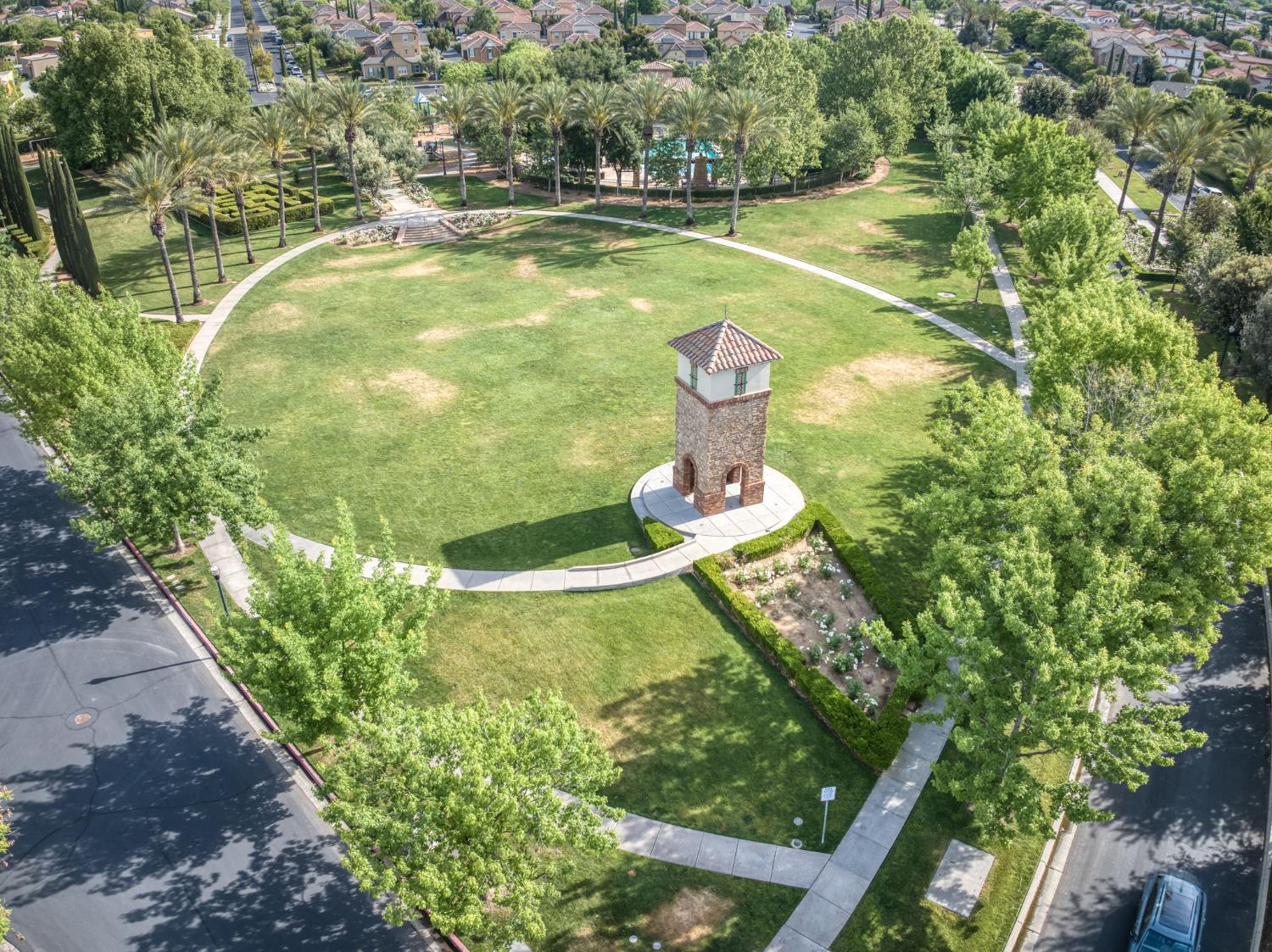 1813 N Paddington Ln, Clovis, CA 93619