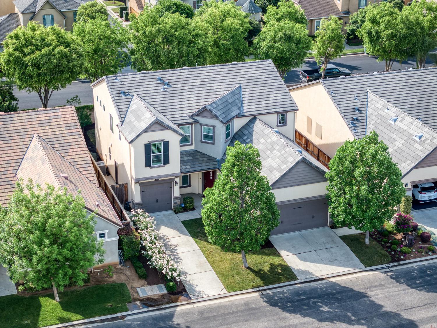 1813 N Paddington Ln, Clovis, CA 93619