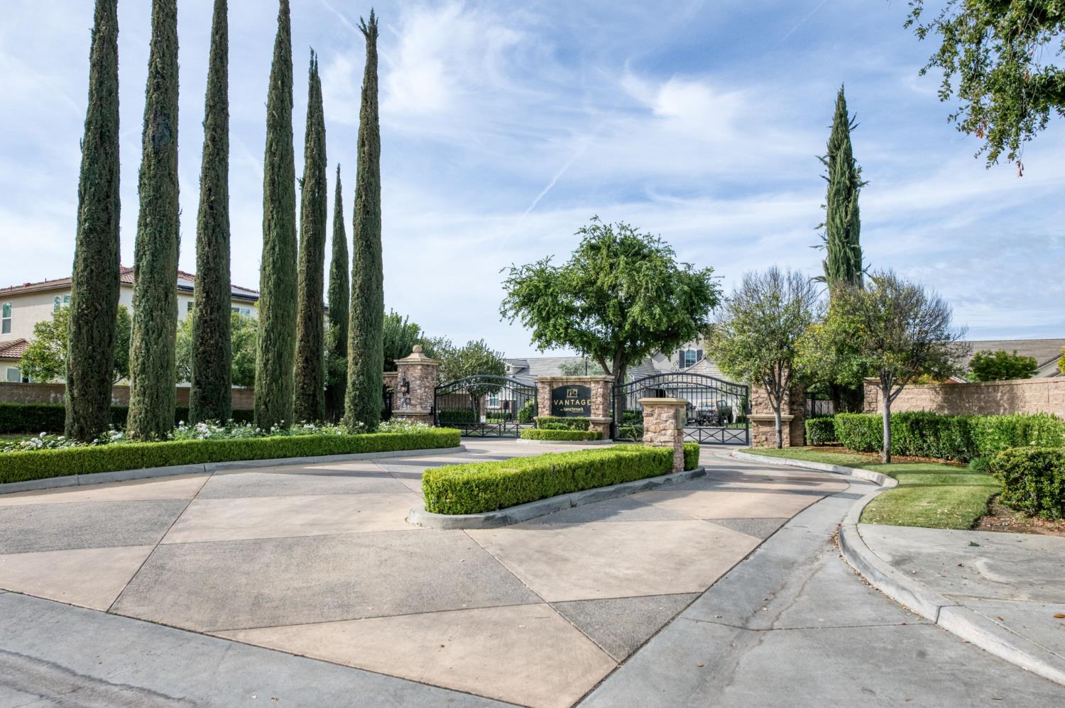 1813 N Paddington Ln, Clovis, CA 93619