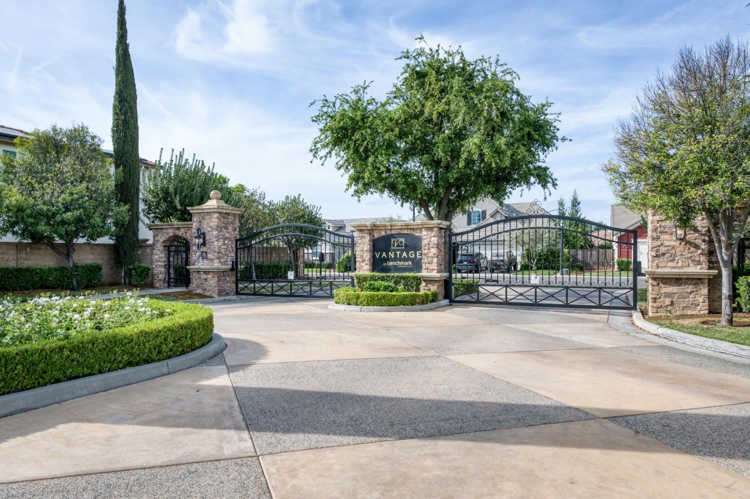 1813 N Paddington Ln, Clovis, CA 93619