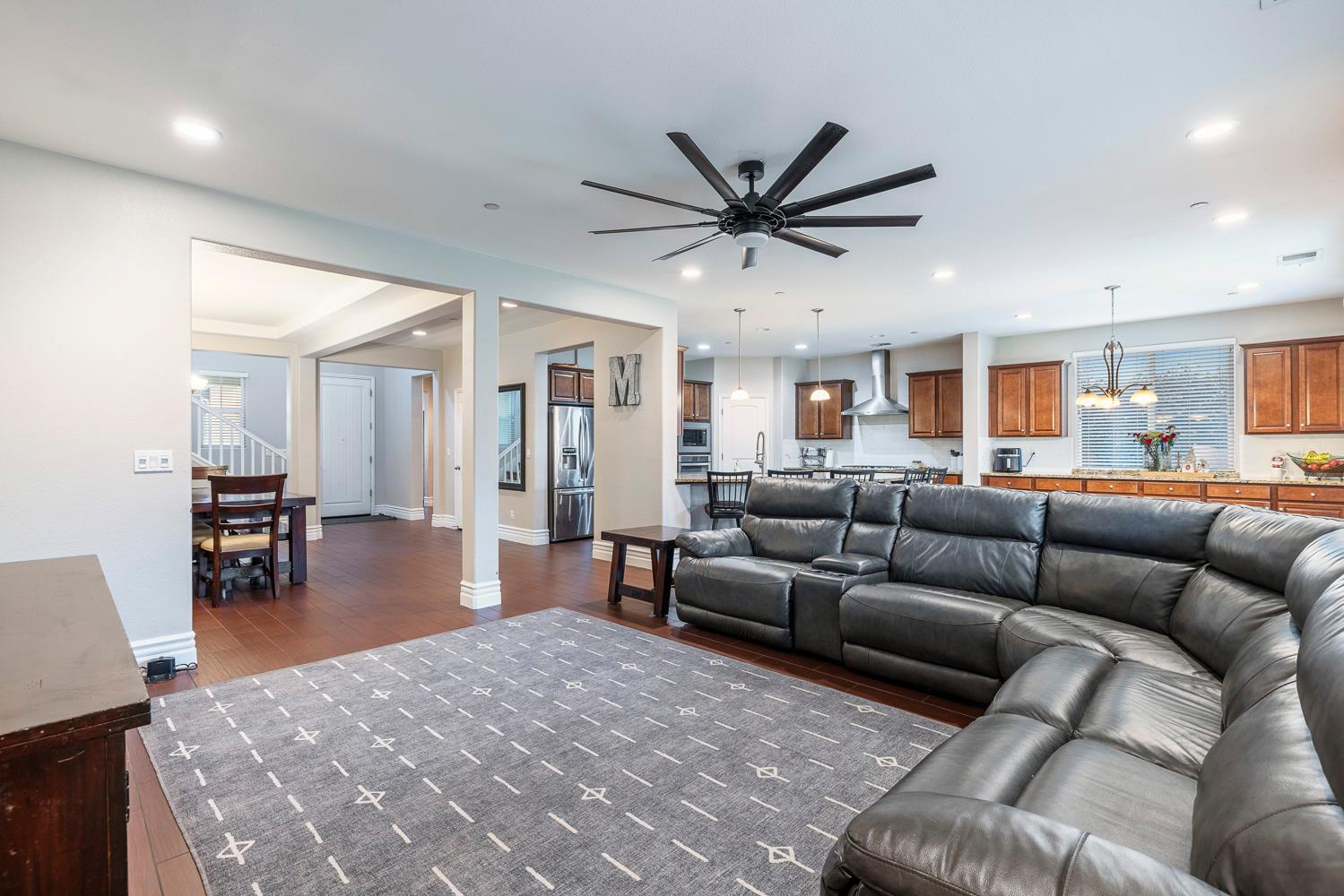 1047 Maine Ave, Clovis, CA 93619