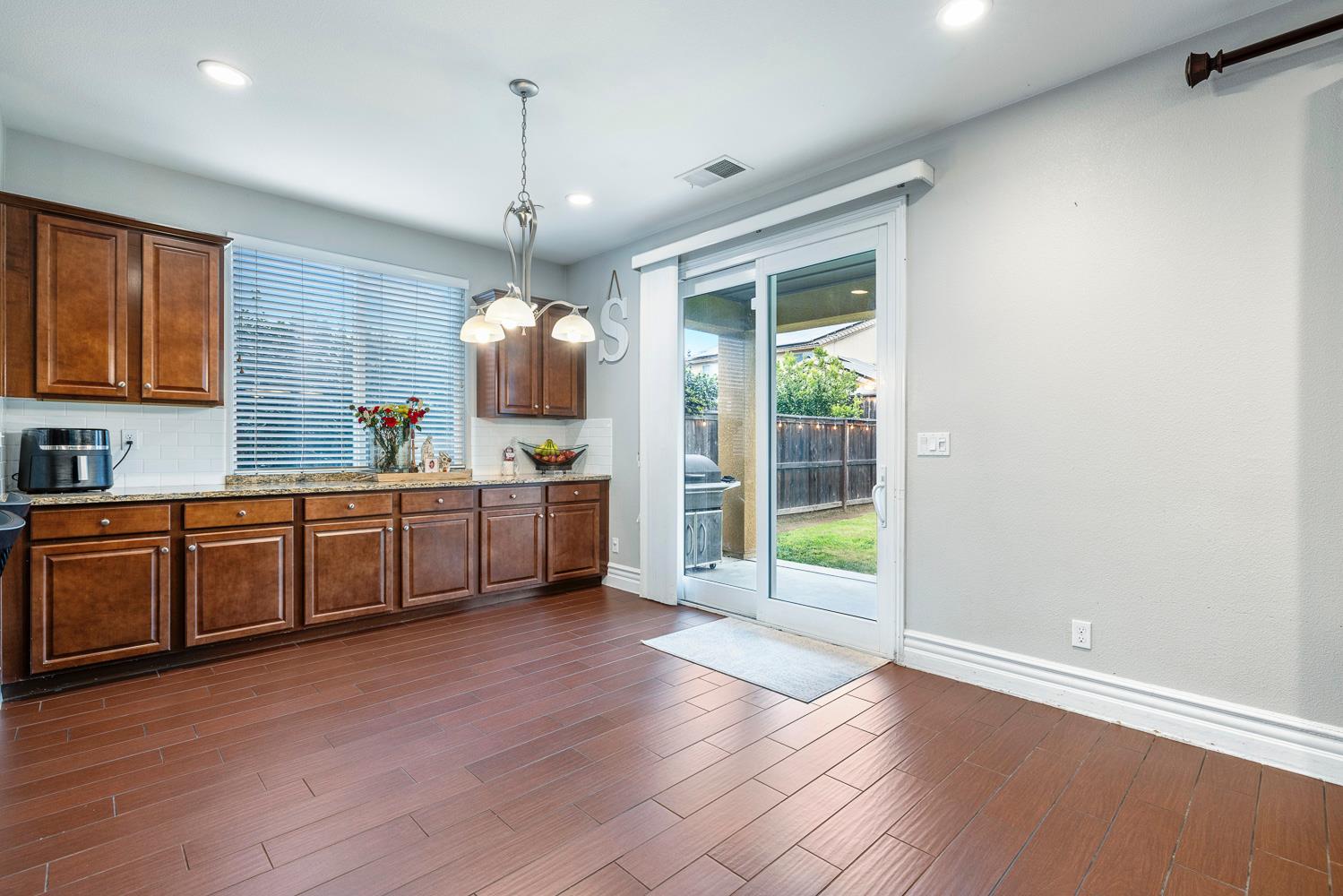 1047 Maine Ave, Clovis, CA 93619