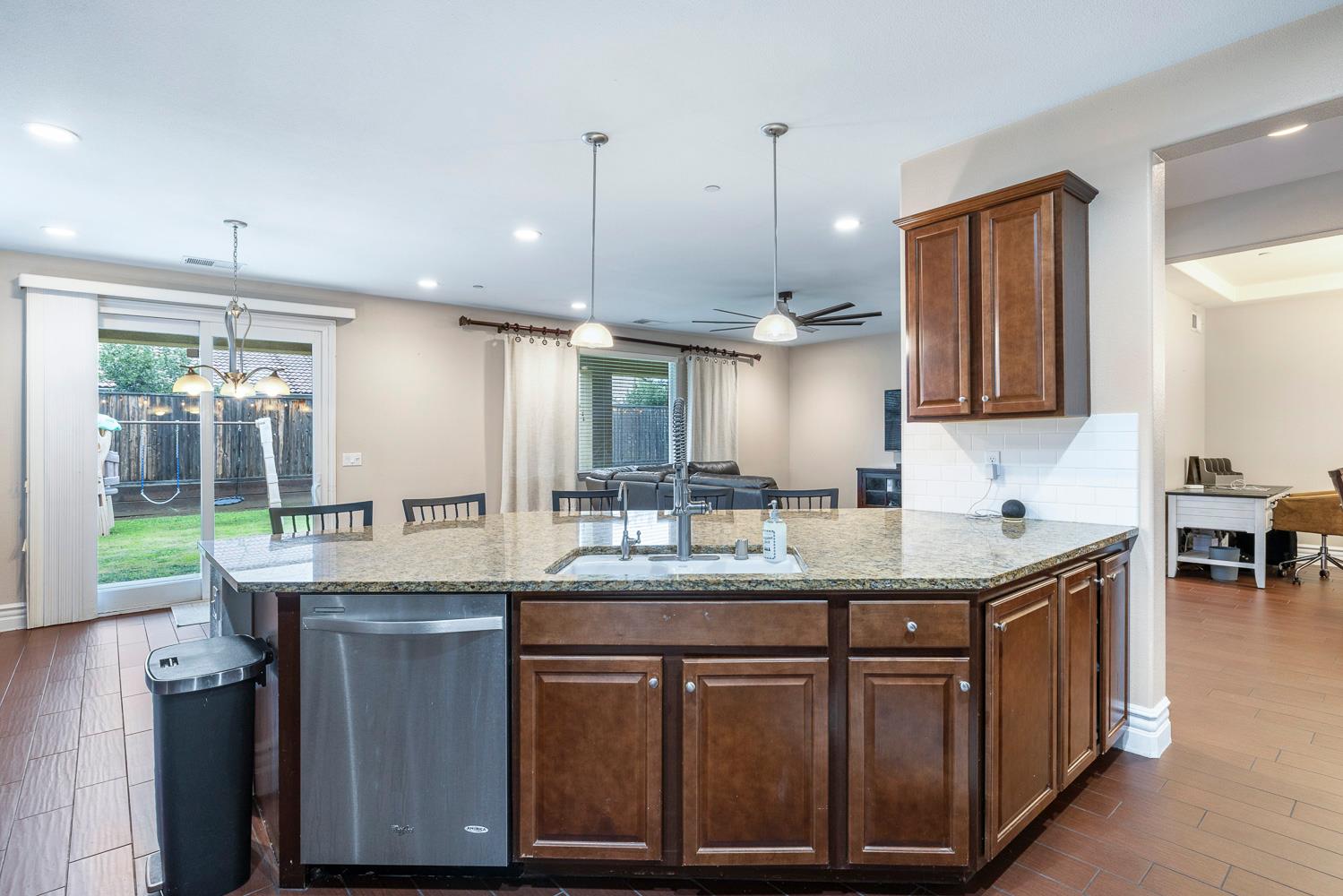 1047 Maine Ave, Clovis, CA 93619