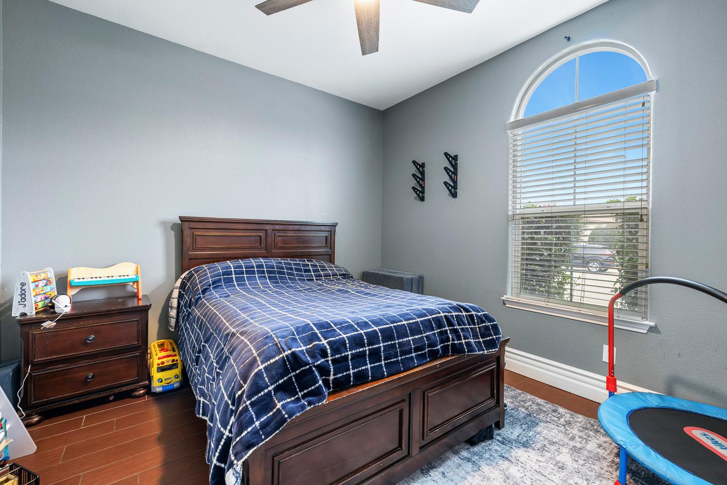 1047 Maine Ave, Clovis, CA 93619