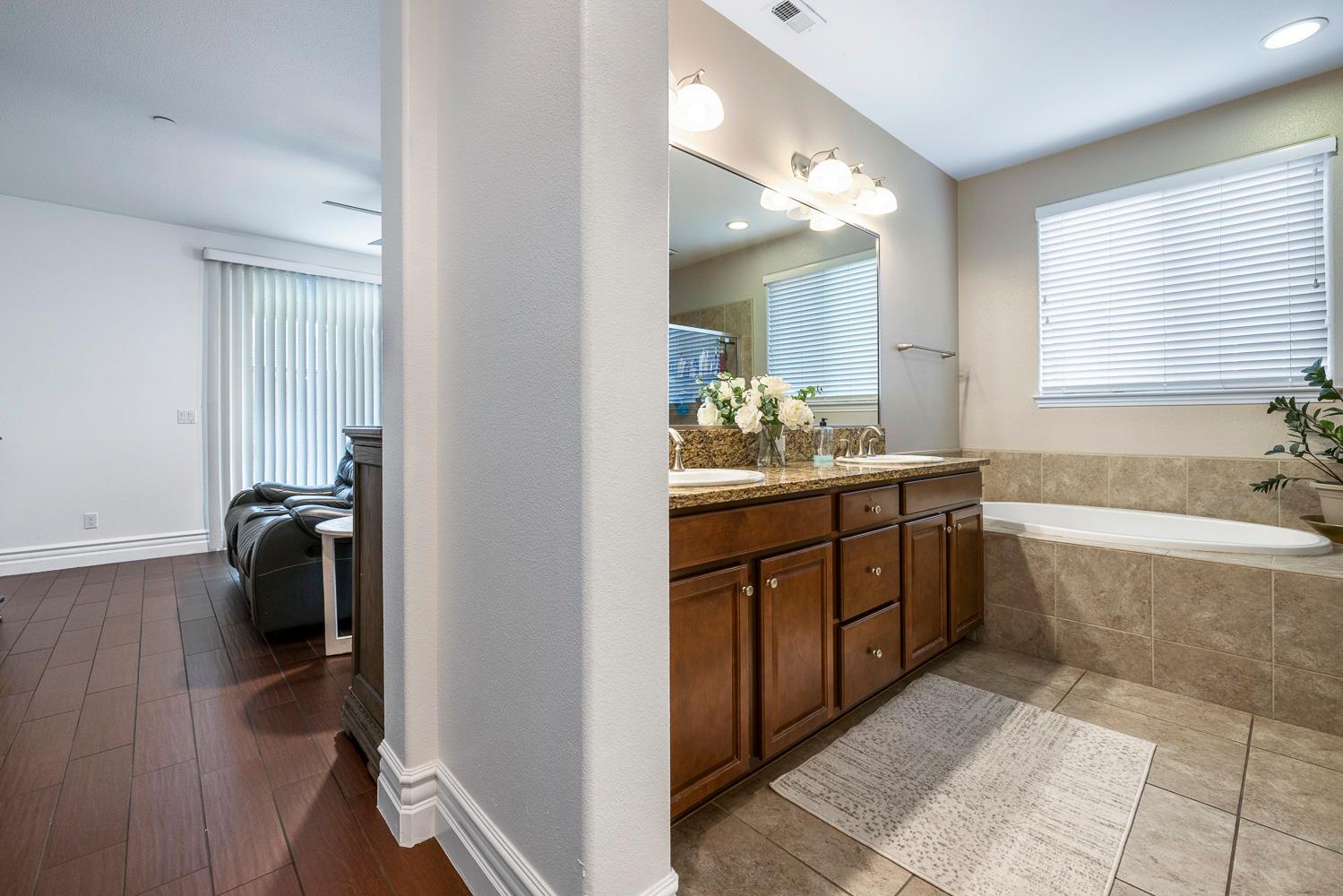 1047 Maine Ave, Clovis, CA 93619