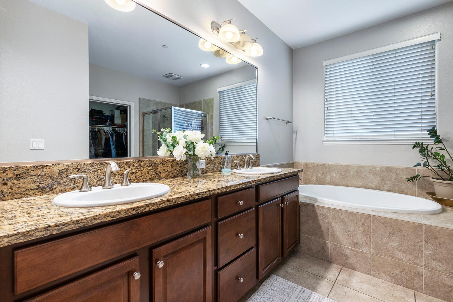 1047 Maine Ave, Clovis, CA 93619