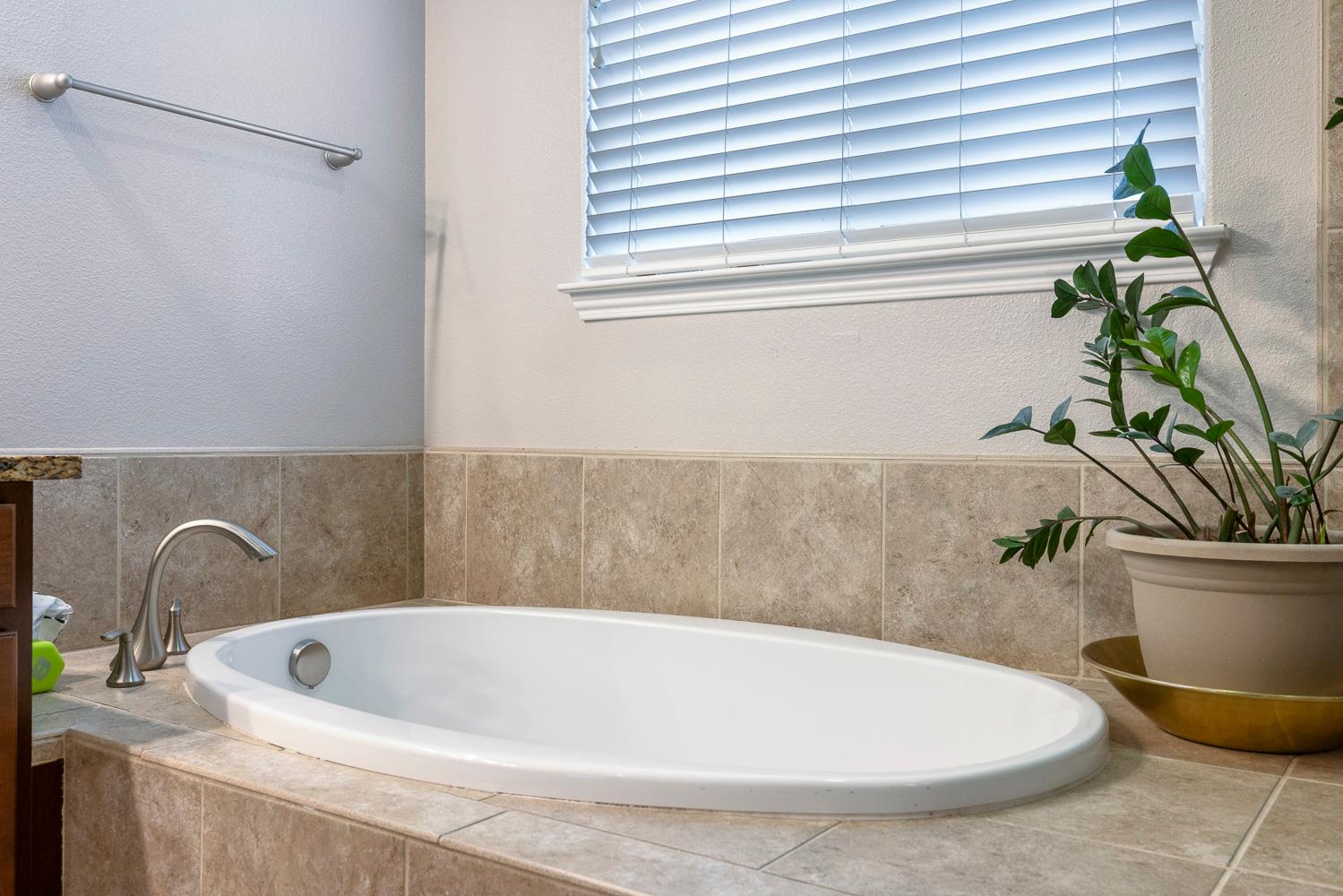 1047 Maine Ave, Clovis, CA 93619