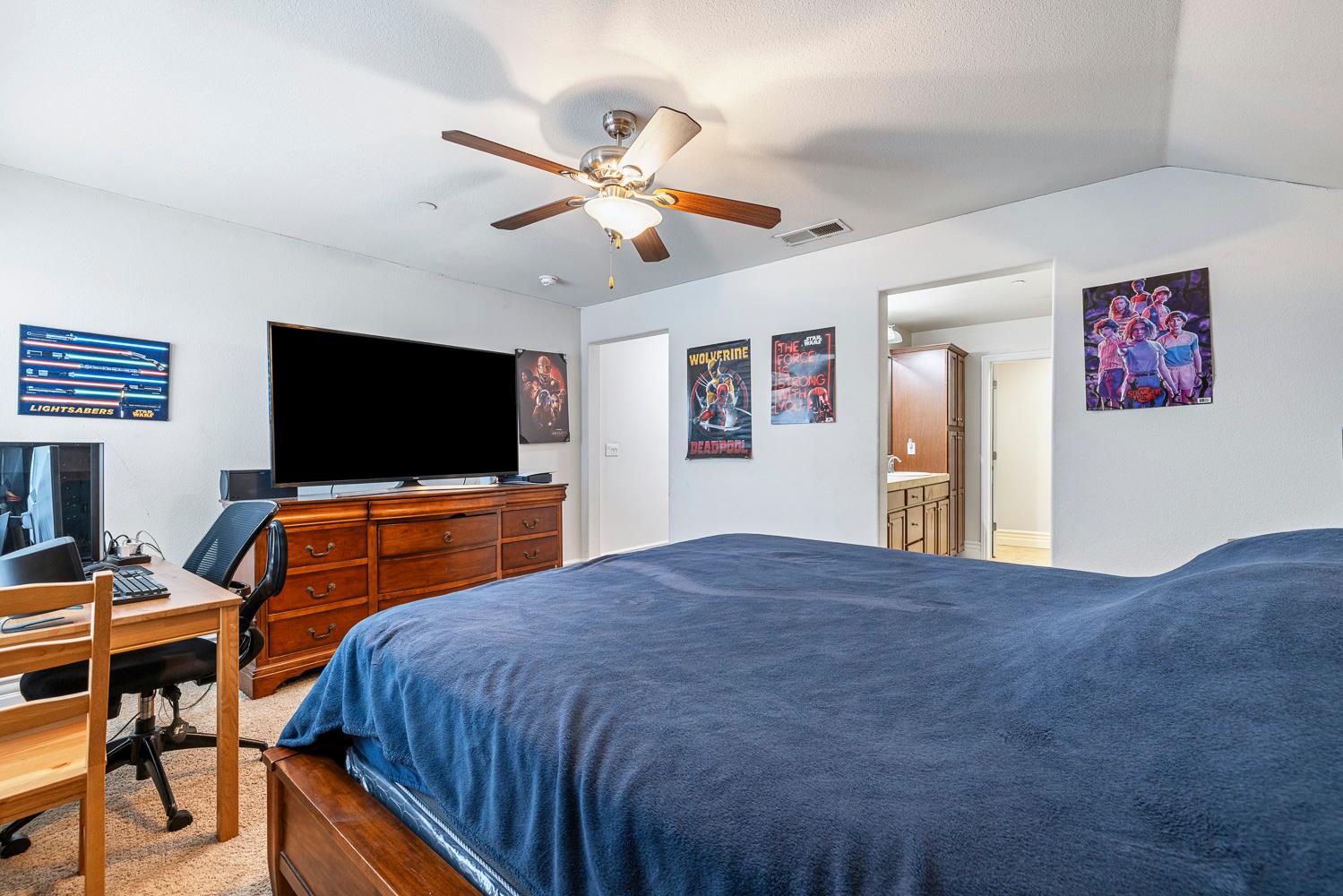 1047 Maine Ave, Clovis, CA 93619