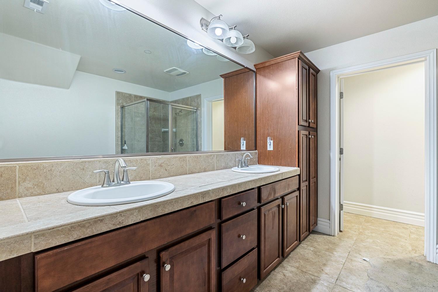 1047 Maine Ave, Clovis, CA 93619