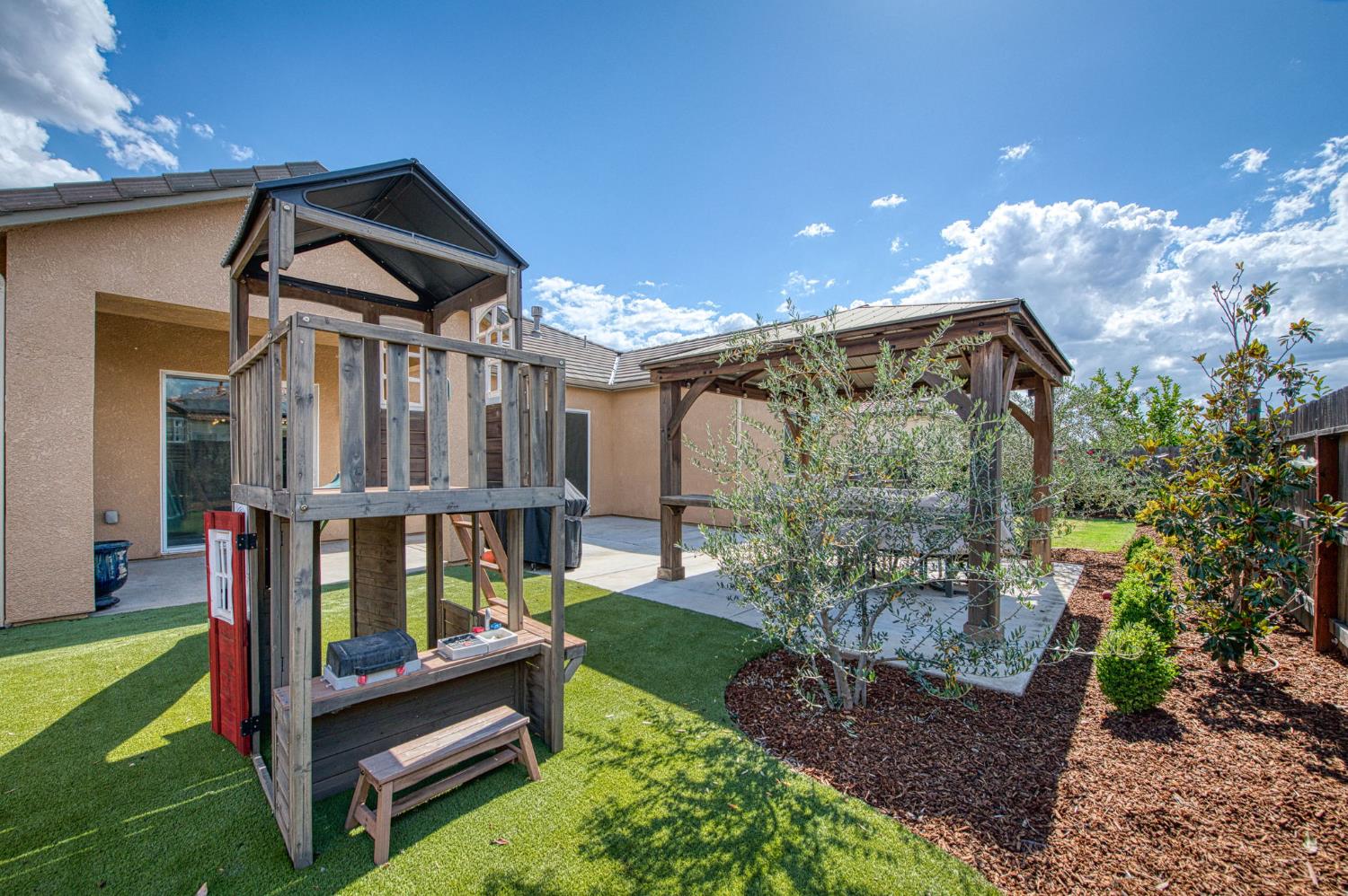 585 Bloom Ln, Clovis, CA 93619