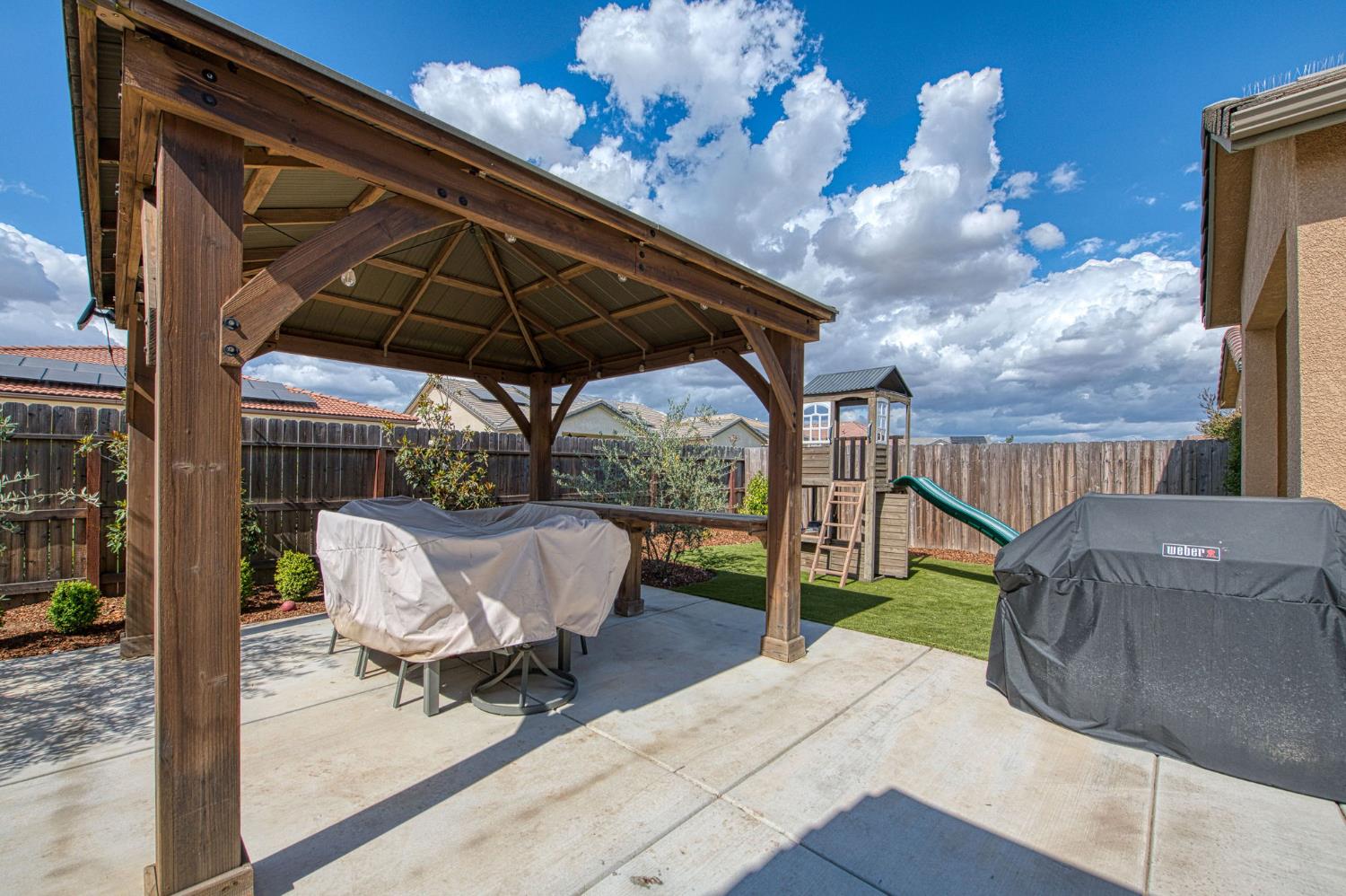 585 Bloom Ln, Clovis, CA 93619