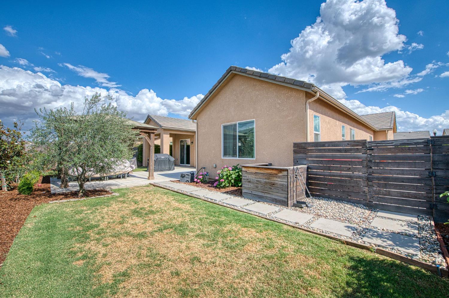 585 Bloom Ln, Clovis, CA 93619