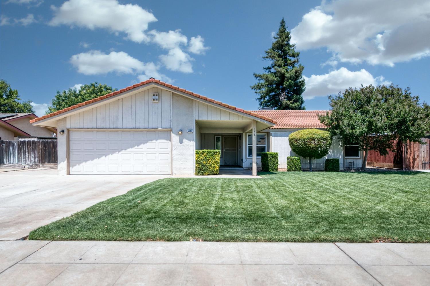 1581 Barstow Ave, Clovis, CA 93611