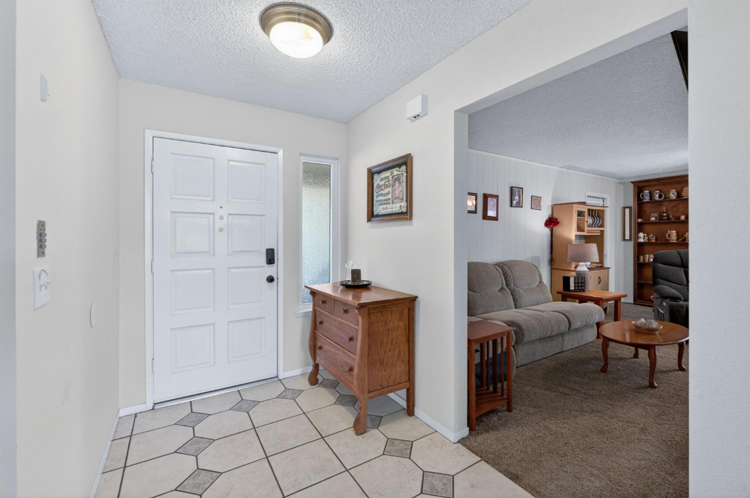 1581 Barstow Ave, Clovis, CA 93611
