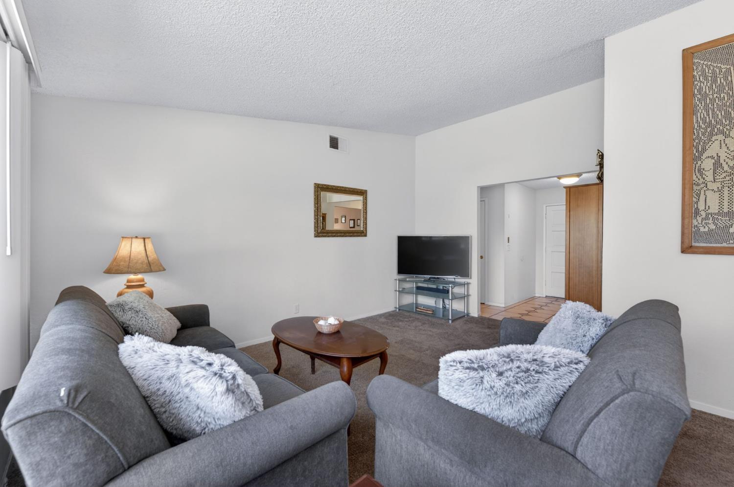 1581 Barstow Ave, Clovis, CA 93611