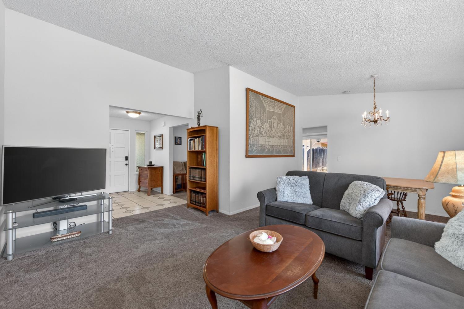 1581 Barstow Ave, Clovis, CA 93611