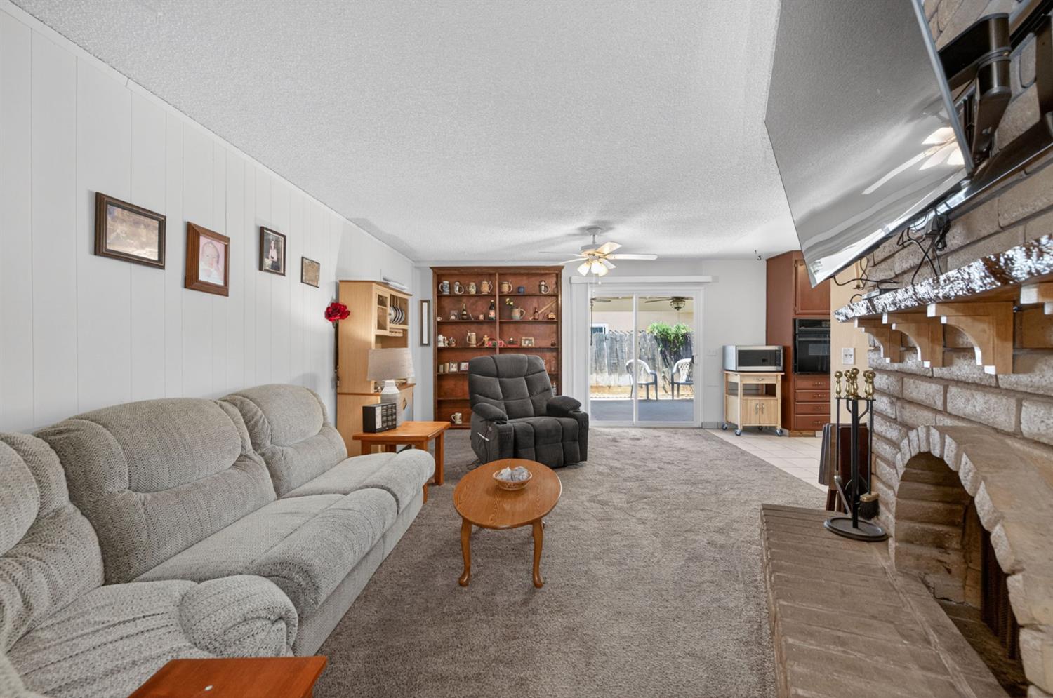 1581 Barstow Ave, Clovis, CA 93611
